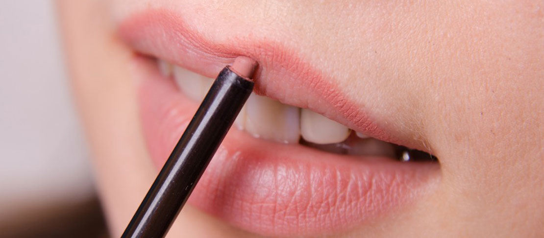 Come mettere il rossetto su labbra sottili: trucchi per farle sembrare più voluminose