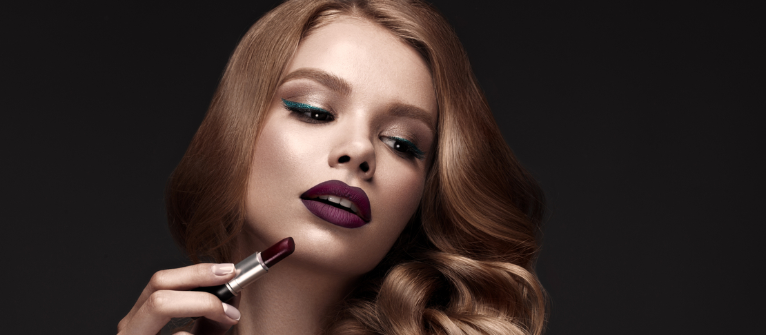Rossetto scuro: a chi sta bene e come scegliere il colore giusto