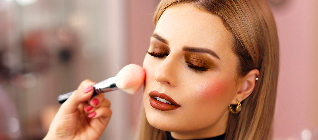 Draping make up: come scolpire il viso usando solo il blush