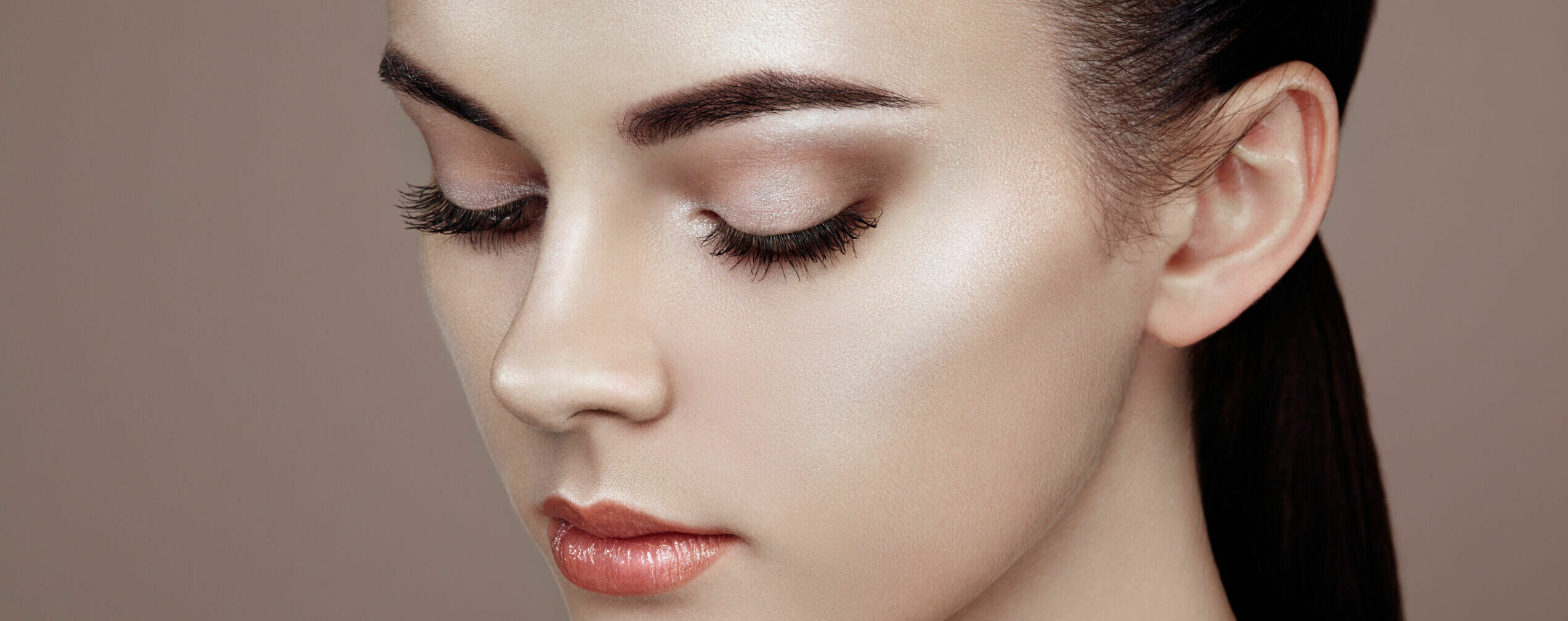 Strobing trucco: cos’è e come illuminare il viso alla perfezione