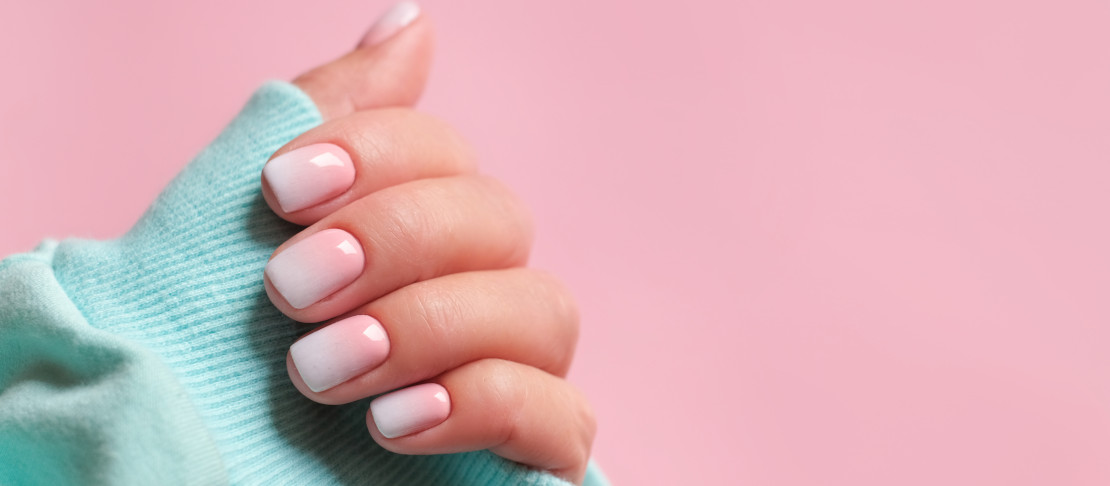 Unghie baby boomer: la manicure sfumata elegante e senza tempo