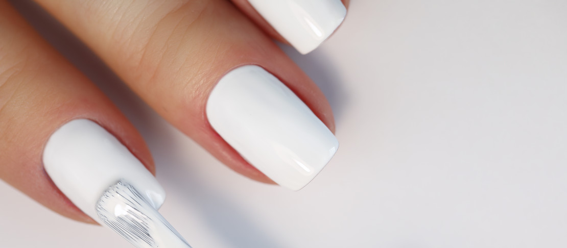 Unghie bianche: manicure perfetta, nail art e prodotti per un bianco pieno